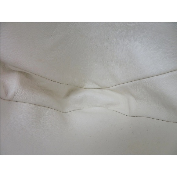 CHANEL White Crossbody Bag with Gold Chain - Picture 9 of 16